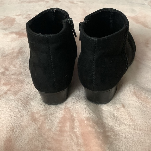 Zip up black boots with low heal - Picture 5 of 6